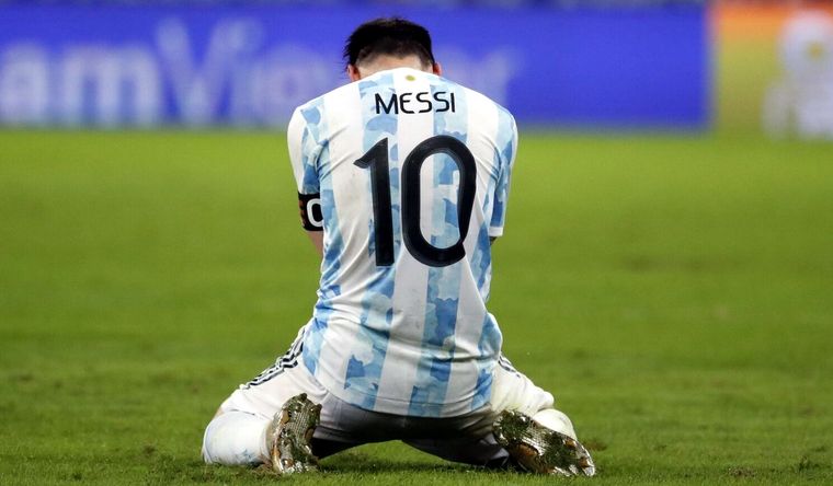 Messi completó su viaje como héroe, con la victoria en Qatar. Foto: twitter.com/barcauniversal