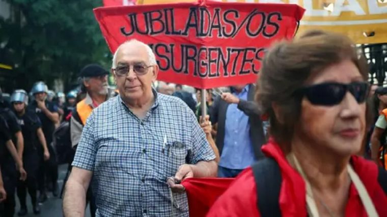 Los jubilados argentinos realizan marchas todos los miércoles para protestar por la pérdida de su poder adquisitivo. Foto: GETTY IMAGES