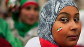 Una mujer con la bandera de Somalilandia en su rostro. Una mujer con la bandera de Somalilandia en su rostro.