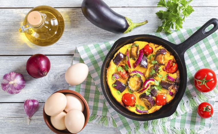 Tortilla de berenjena y tomate Una receta simple y deliciosa para hacer en minutos. Foto: Shutterstock