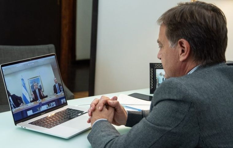 Suarez y Fernández, en videoconferencia. El gobernador mendocino sigue reclamando plata.