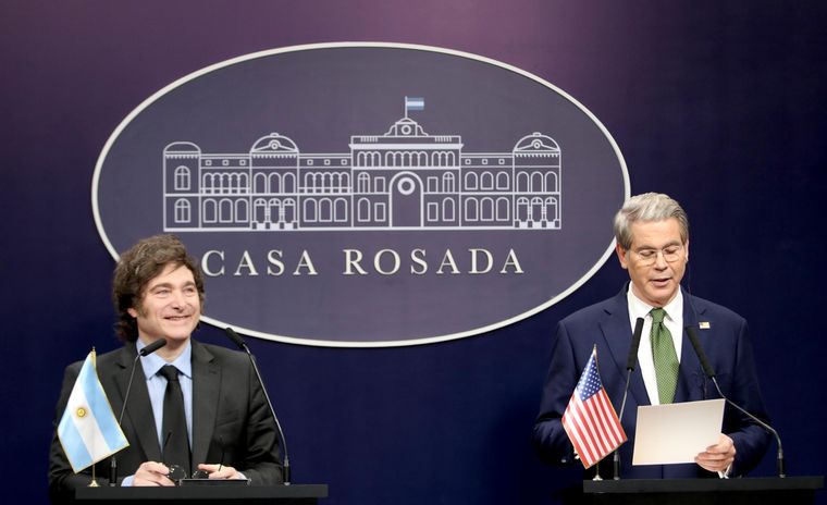 Milei y Scott Bessent.jpg