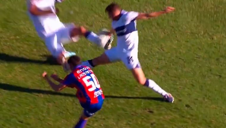 El remate de Ladstatter pegó en el antebrazo de Silva Torrejón, pero no cobraron penal para San Lorenzo.