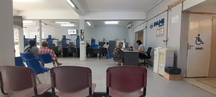 Para retirar medicamentos se debe presentar DNI y credencial. Para retirar medicamentos se debe presentar DNI y credencial.