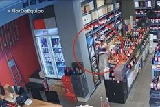 Captura de pantalla del video en donde la mujer roba en el negocio. Foto: Imágenes Flor de Equipo Captura de pantalla del video en donde la mujer roba en el negocio. Foto: Imágenes Flor de Equipo