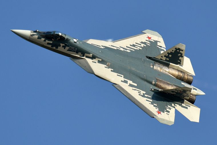 El caza Su-57, desarrollado por Rusia, ya puede portar misiles hipersónicos Zircon, según confirmó el alto mando militar.