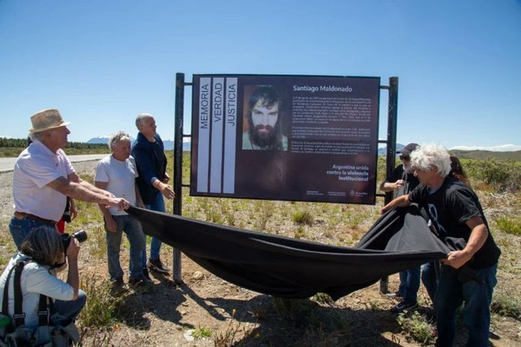 Inauguración del cartel en homenaje a Santiago Maldonado Foto: @horacio_pietragalla