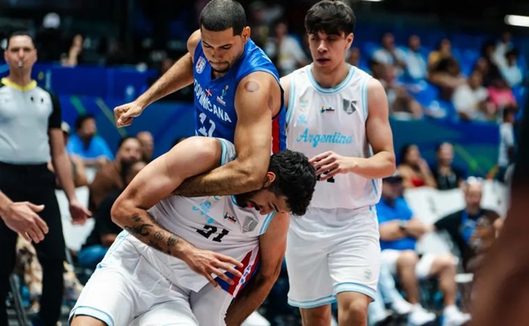 La selección argentina de básquet cayó en tiempo extra en frente a Dominicana y el partido terminó con incidentes entre los jugadores.