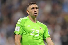 Ídolo eterno de la Selección argentina, el Dibu Martínez volvió a explicar su mentalidad en los momentos límite y prometió repetir su sello si se da la ocasión. Foto: EFE Ídolo eterno de la Selección argentina, el Dibu Martínez volvió a explicar su mentalidad en los momentos límite y prometió repetir su sello si se da la ocasión. Foto: EFE