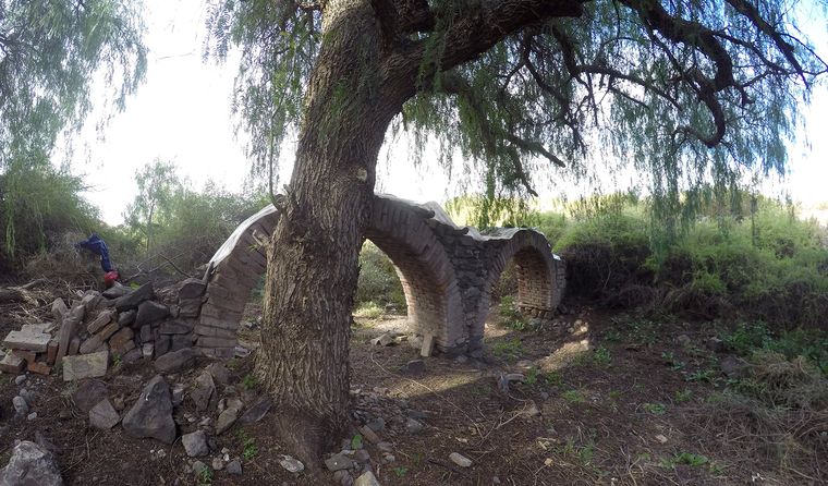 El decreto provincial busca preservar los restos del sistema hidráulico colonial que llevaba agua desde El Challao hasta la antigua Plaza Pedro del Castillo. El decreto provincial busca preservar los restos del sistema hidráulico colonial que llevaba agua desde El Challao hasta la antigua Plaza Pedro del Castillo.