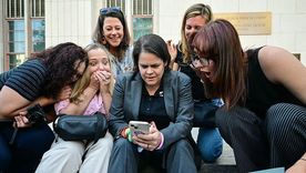 Familiares de víctimas junto a la abogada de la parte demandante, Laura Marquez-Garrett (centro), al enterarse del histórico veredicto. Familiares de víctimas junto a la abogada de la parte demandante, Laura Marquez-Garrett (centro), al enterarse del histórico veredicto.