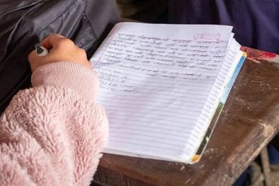 MDZol | De los 273 miembros de la etnia kusunda, solo una de ellas lo habla de modo fluido. Ahora tratan de revertir eso en una pequeña escuela. Foto: BBC EILEEN MCDOUGALL