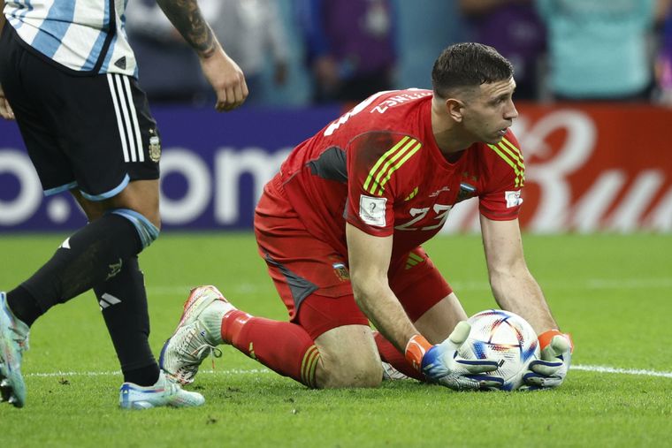 Un gigante del fútbol europeo avanzó en las negociaciones para contratar al Dibu Martínez.