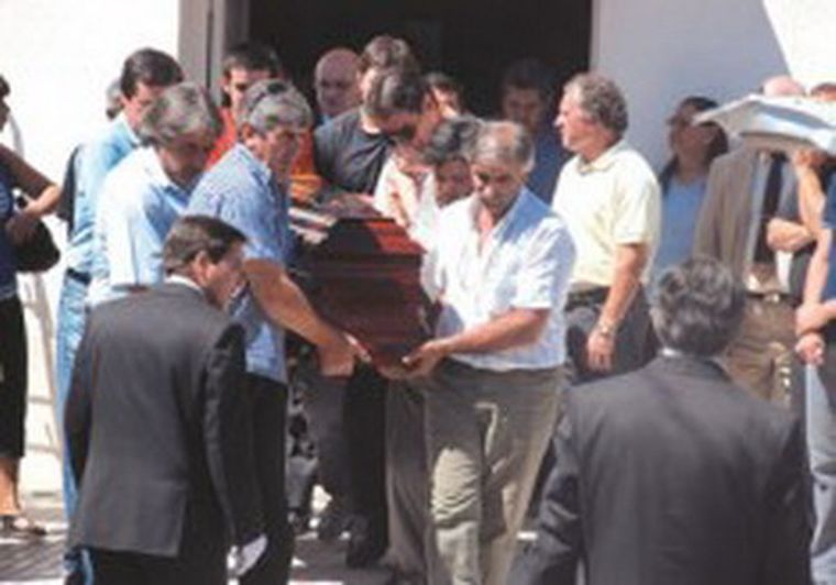 El momento en que trasladan los restos de Béttiga. Foto: La Mañana de Neuquén