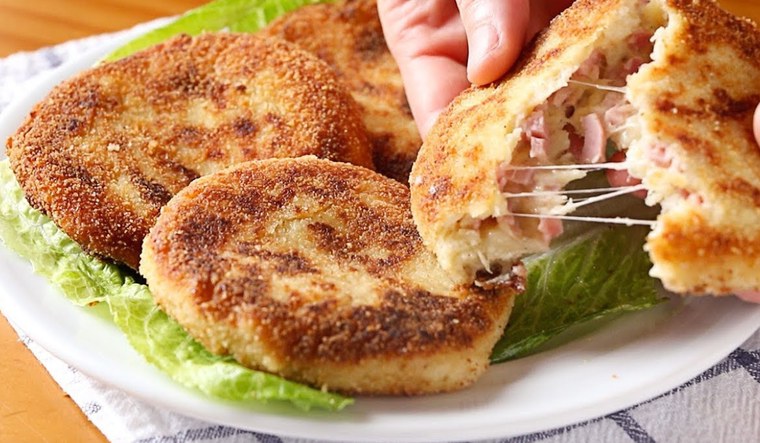 Esta receta de tortitas de papa tiene versiones en casi todos los países, aunque cada una cambia ligeramente los ingredientes según la región