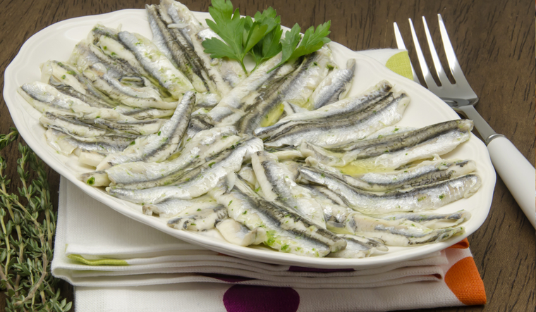 La receta de boquerones en vinagre se transmite de generación en generación y suele prepararse en casa para compartir en tapas o celebraciones familiares. La receta de boquerones en vinagre se transmite de generación en generación y suele prepararse en casa para compartir en tapas o celebraciones familiares.