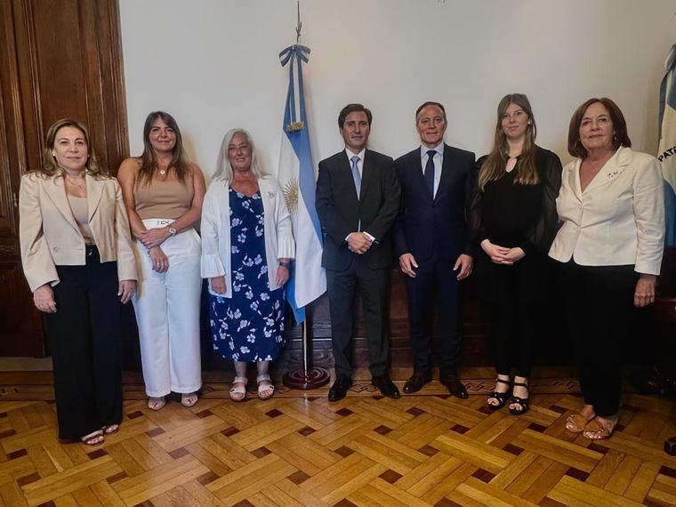 Nuevo interbloque en el Senado. Se trata de Impulso País.