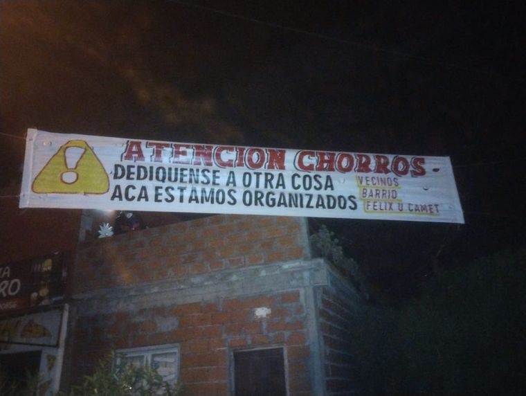 ¡Atención chorros!, la advertencia de un grupo de vecinos en una pancarta Foto: Vecinos Félix U. Camet
