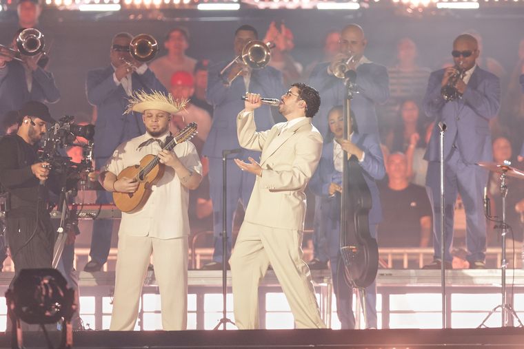 Bad Bunny y su banda hicieron bailar a una multitud en River Plate. Bad Bunny y su banda hicieron bailar a una multitud en River Plate.