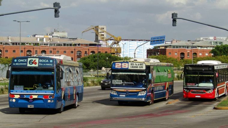 Tres coches de las líneas 64, 29 y 126, de las más tradicionales de Buenos Aires, pasando por la Casa Rosada. Foto: Ciudad de bondis