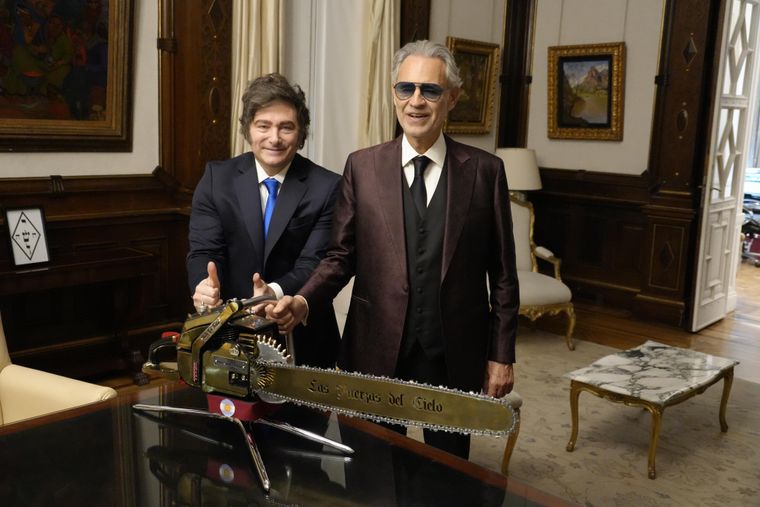 Javier Milei junto a Andrea Bocelli durante su visita a la Casa Rosada.