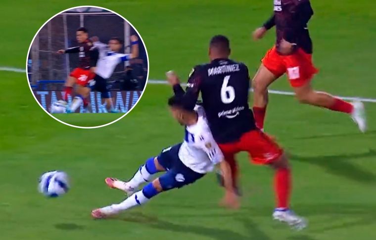 Vélez - River El VAR chequeó la jugada del penal y una posible falta previa.
