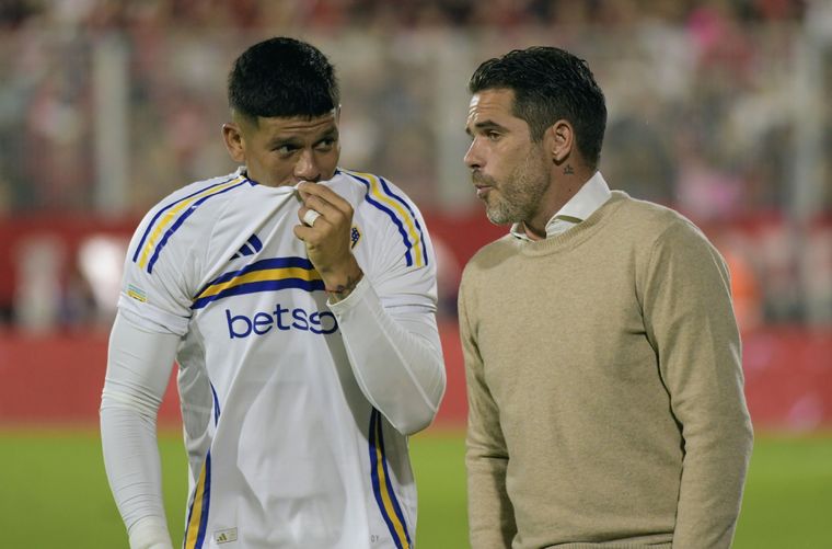 El cruce de Gago con Coloccini en medio de la lesión de Ander Herrera. Foto: FotoBaires