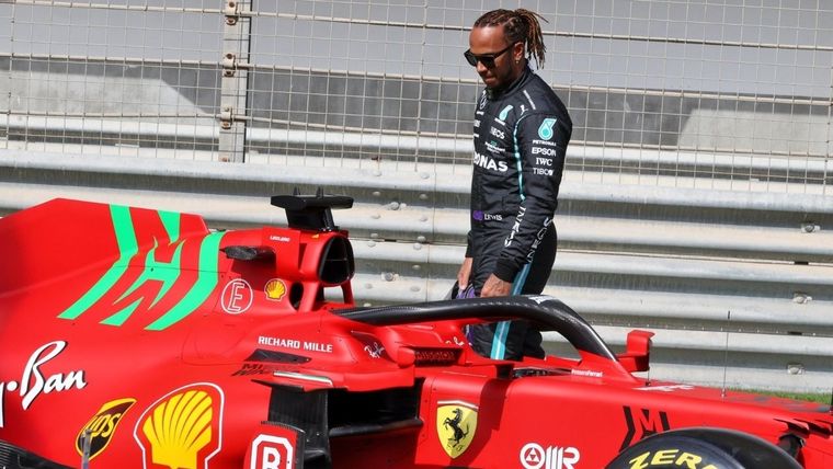 Hamilton se vestirá de rojo en la próxima temporada. Foto: Redes Sociales