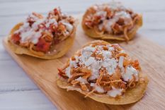Tostadas de tinga de pollo Una receta muy simple para hacer en pocos minutos Foto: Shutterstock