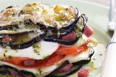 Milhojas de berenjena y tomate.