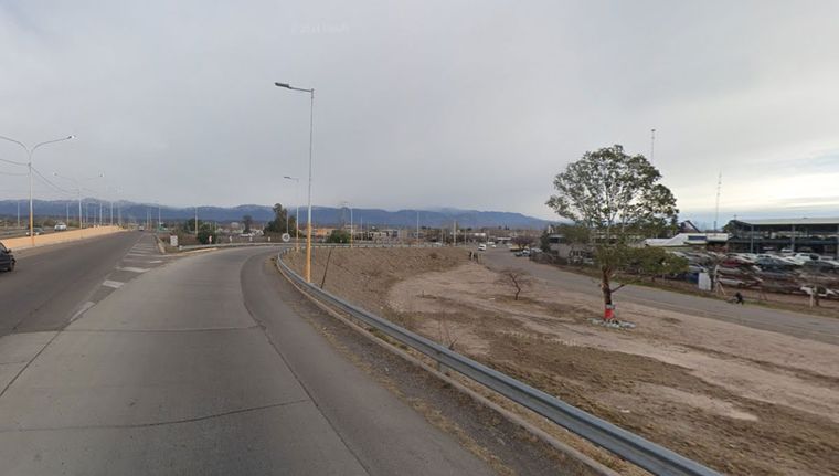 El terraplén en el que cayó el motociclista. Foto: Captura