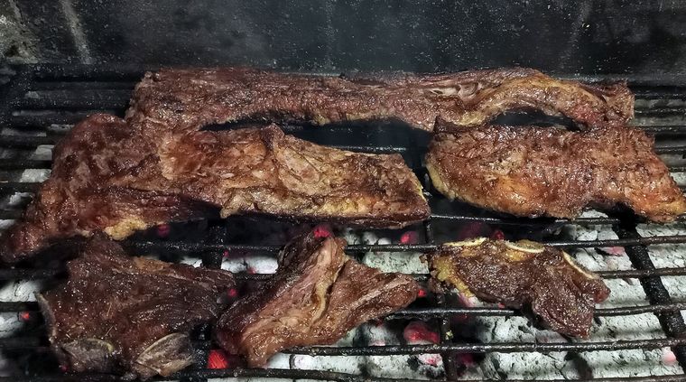 Asado Llenar la parrilla es cada vez más difícil. Foto: ALF PONCE MERCADO / MDZ