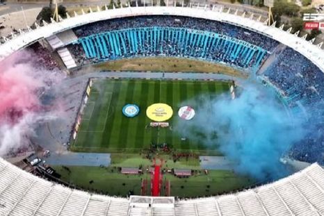 Tremenda fiesta. Los hinchas de River y Belgrano protagonizaron un recibimiento a la altura de una final del fútbol argentino. Tremenda fiesta. Los hinchas de River y Belgrano protagonizaron un recibimiento a la altura de una final del fútbol argentino.