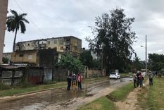 Agentes de seguridad cubanos rodean hoy la vivienda del activista Yunior García Aguilera, convocante de la marcha del 15 de noviembre. Foto: EFE