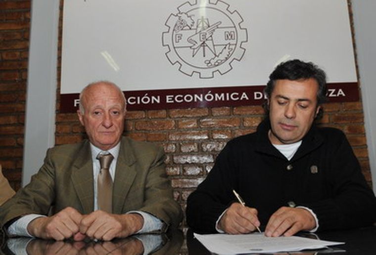 Adolfo Trípodi, presidente de la FEM, y Alfredo Cornejo, intendente de Godoy Cruz, en la firma del convenio. Foto: Pachy Reynoso/ MDZ
