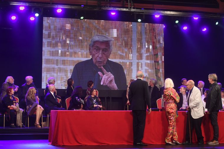Julio Le Parc recibió el Konex de brillante. Julio Le Parc recibió el Konex de brillante.