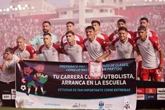 Más allá del festejado triunfo, hubo un detalle que hizo de la noche algo aún más especial para el plantel del Globo. Foto: FotoBaires Más allá del festejado triunfo, hubo un detalle que hizo de la noche algo aún más especial para el plantel del Globo. Foto: FotoBaires