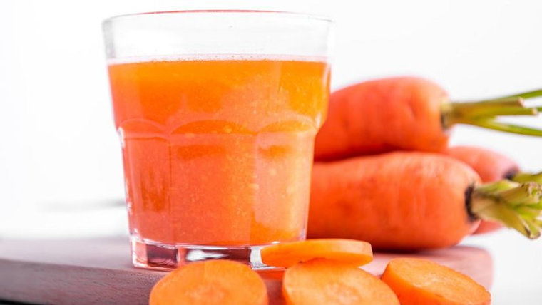 El jugo de zanahoria contiene una pequeña cantidad de potasio radiactivo. Foto: GETTY IMAGES
