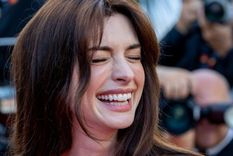 Con un zapato roto, Anne Hathaway se levanta con todo el glamour que la caracteriza. / Getty Images