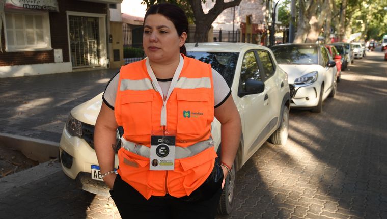 En las zonas donde se está aplicando el nuevo estacionamiento medido hay empleados municipales asistiendo. Foto: MARCOS GARCIA /MDZ