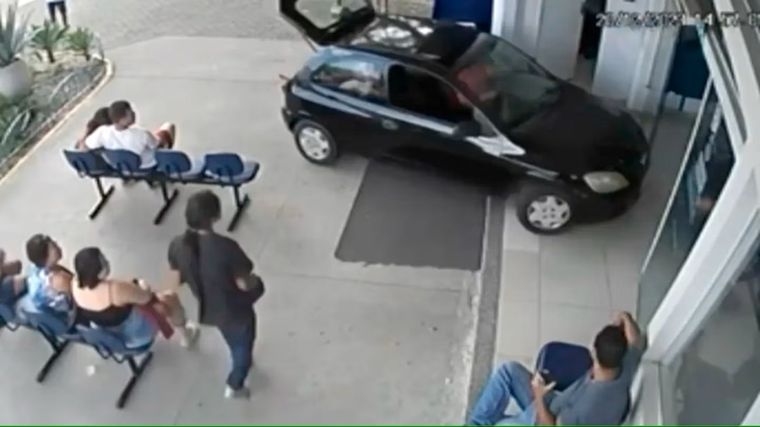 El video del violento episodio en el centro de salud de Río de Janeiro rápidamente se viralizó en las redes Foto: NA