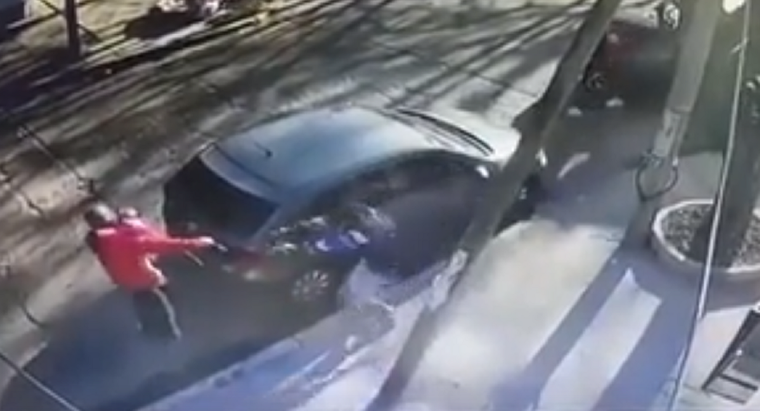 El momento en el que la víctima es asaltada con su bebé en brazos Foto: Captura de video.