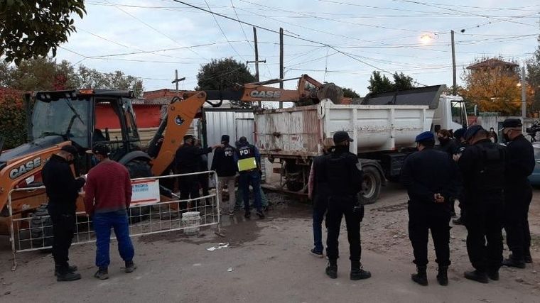 Obreros y policías se congregaron donde hallaron el feto