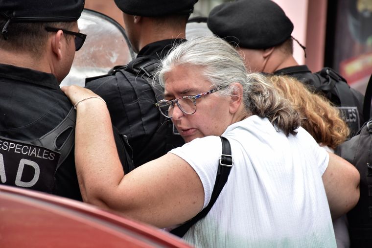Paula Cinalli custodiada por la policía. Foto: Noticia Argentinas