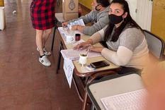 Ana Laura en el momento de emitir el voto. Foto: MDZ