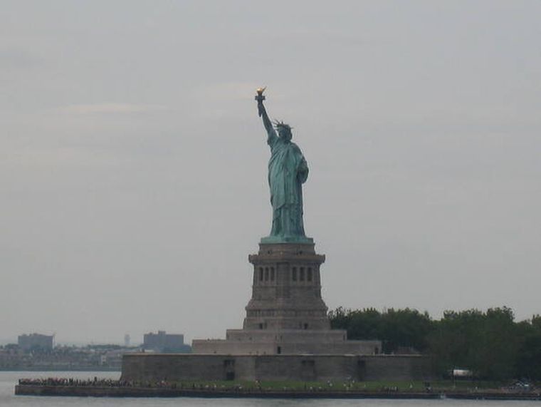 En la ciudad de Nueva York se sitúa la Estatua de la Libertad. En la ciudad de Nueva York se sitúa la Estatua de la Libertad.