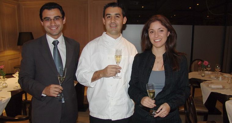 Anfitriones: Martín Arnulphi -gerente comercial-, el chef Lucas Díaz y Alicia Raviolo -del área de Comunicación- durante la cena. Foto: MDZ