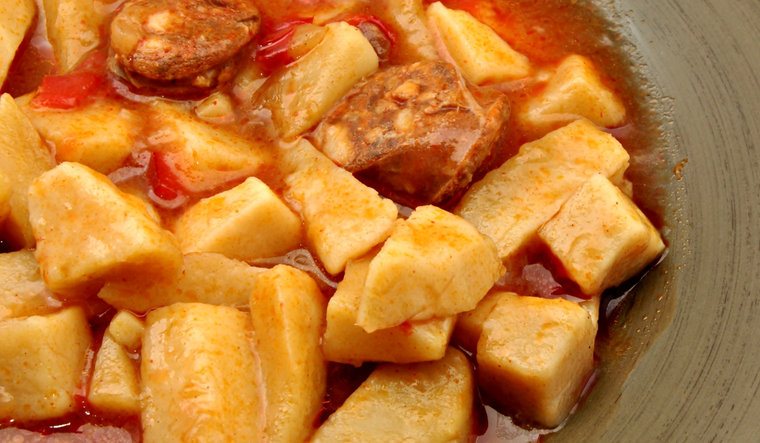 Esta receta de patatas a la riojana aparece en antiguos recetarios rurales donde se menciona que los pastores la preparaban por su sencillez y gran aporte energ&eacute;tico, ideal para largas jornadas en el campo.