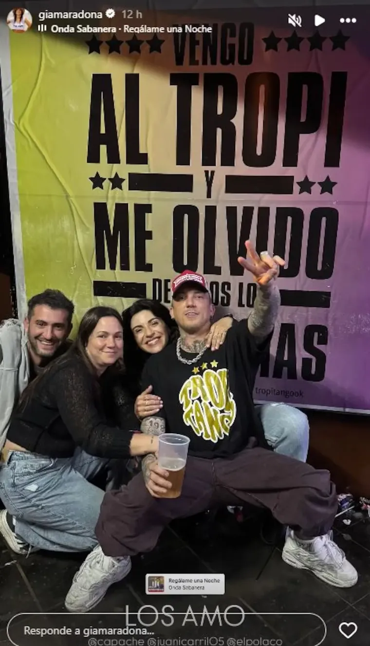 Gianinna Maradona y El Polaco junto a algunos amigos el fin de semana. Gianinna Maradona y El Polaco junto a algunos amigos el fin de semana.