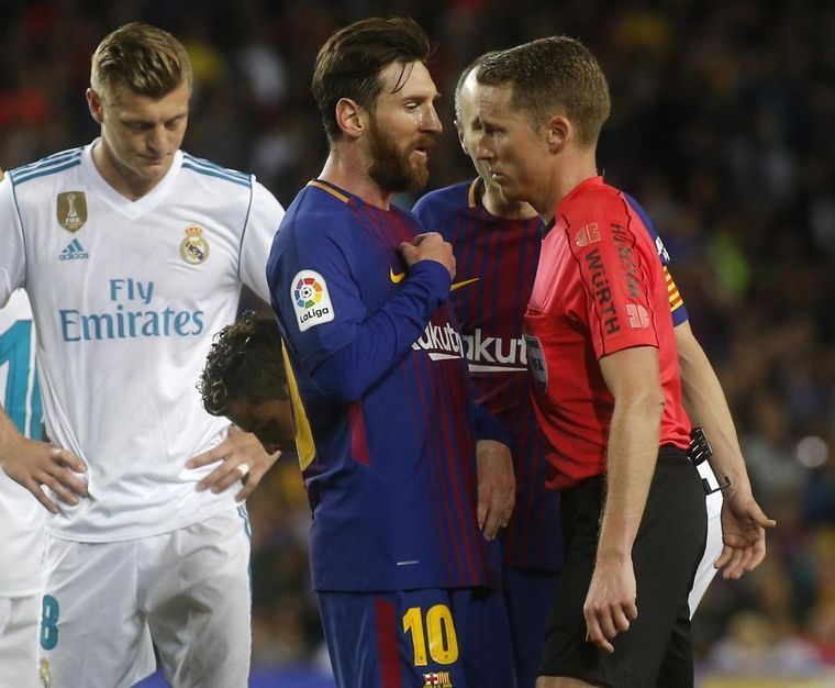 Messi protesta ante Hernández Hernández en otro derby. publicada en Marca Foto: publicada en Marca